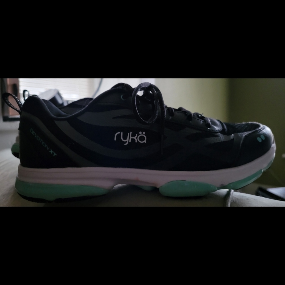 Size 8 Ryka Tennis Shoes